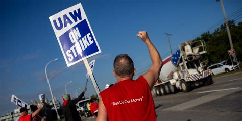 UAW Temporarily Loses Twitter Verification as Union Strikes Against Big Three